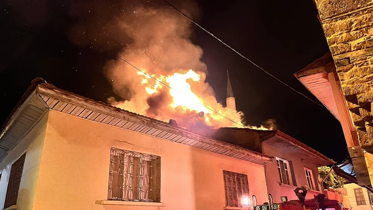 Manisa'da acı olay: Ahşap evinin yandığını görünce fenalaştı! Kaldırıldığı hastanede hayatını kaybetti