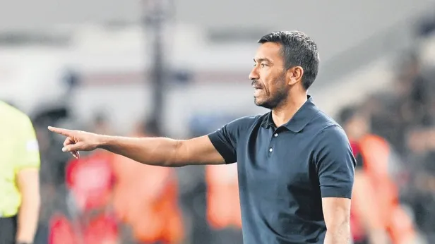 Giovanni van Bronckhorst son dönemde oynattığı oyun ve aldığı sonuçlar nedeniyle eleştiri oklarının hedefi oldu!
