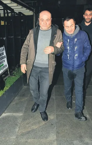 Etiler'de verdiği konser sonrası görüntülenen Serdar Ortaç'ın pantolonundaki ıslaklık şoke etti! Altına...