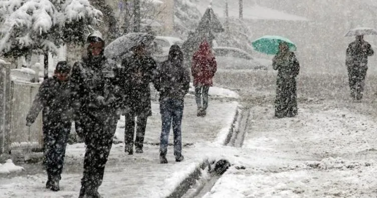 Yoğun kar yağışı okulları tatil ettirdi