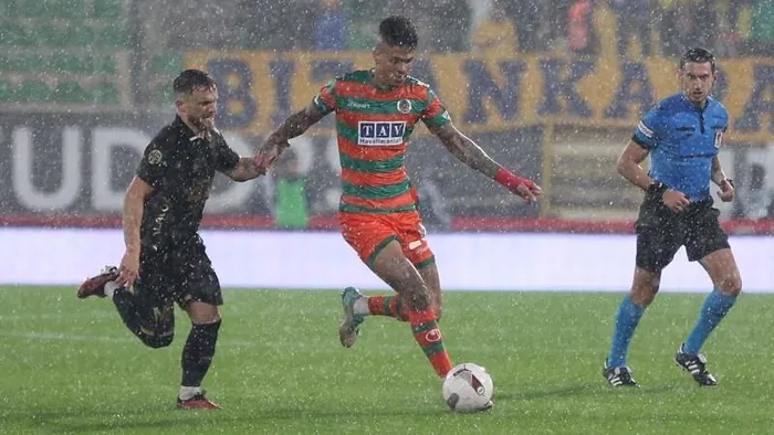 abdullah-avci-ile-u15-oyuncusu-arasinda-keyifli-sohbet-yine-yan-pas-diyorlar-1704843289073.jpeg Abdullah Avcı ile U15 oyuncusu arasında keyifli sohbet: Yine yan pas diyorlar!-6