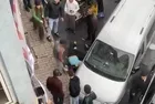Beyoğlu'nda korkutan olay: Tabelanın üstüne çıkarak "İmdat, polis yok mu?" diye bağıran kadın düştü!