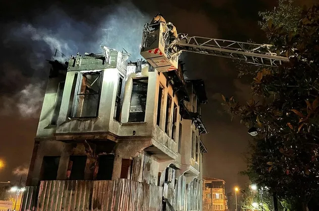 İstanbul Fatih'te geceyi aydınlatan yangın! Tarihi ahşap bina küle döndü