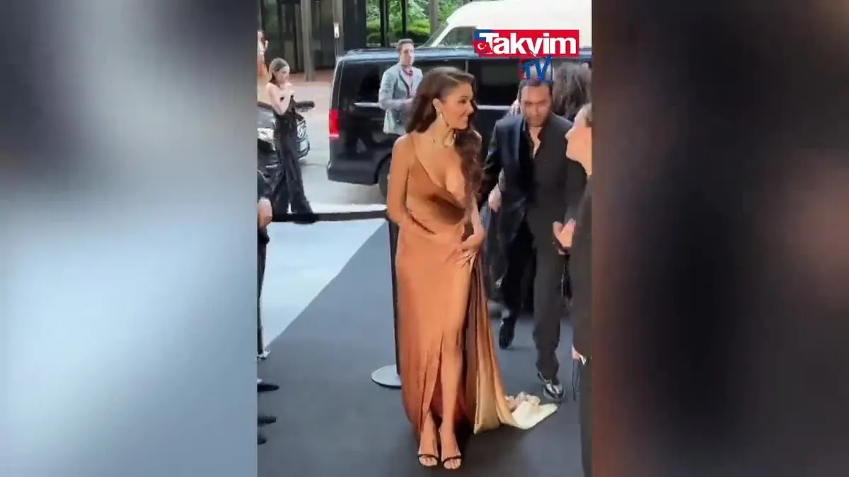 Hande Erçel sınırları zorladı! Derin yırtmaçlı elbisesi zor anlar yaşattı