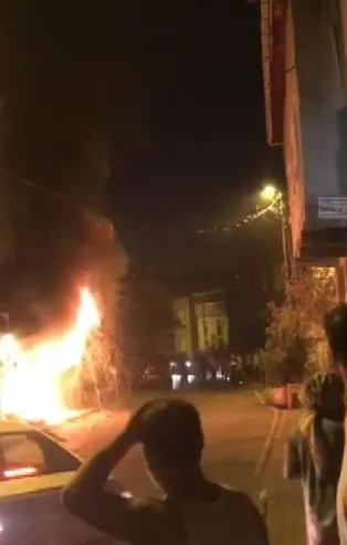 Gaziosmanpaşa'da kundaklama şüphesi! Ateşe verilen dükkan alev alev yandı