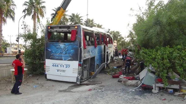 mersinde-otobus-sarampole-yuvarlandi-33-kisi-yaralandi-1629698549352.jpg