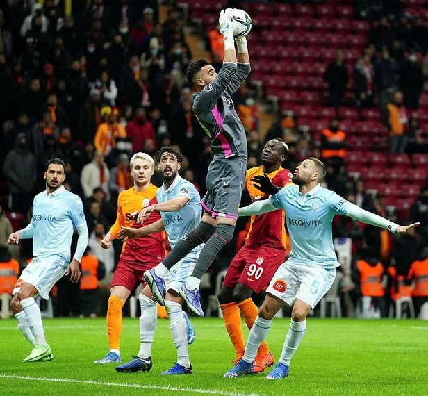 Galatasaray'ın galibiyet hasreti 6 maça çıktı! Başakşehir ile 1-1 berabere kaldı-6