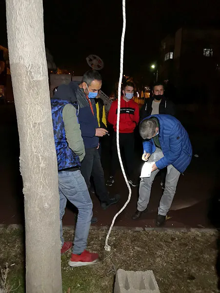 kendini-agaca-asan-genci-kucaklayarak-kurtardi-1608064309597.jpg Urganla kendisini ağaca asan genci, bisikletle oradan geçen başka bir genç kucaklayarak kurtardı ama intihar girişiminde bulunan genç basın mensuplarına saldırdı-3