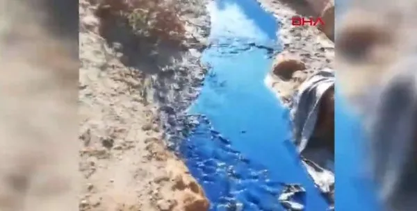 sultangazide-sok-goruntuler-dereyi-gorenler-gozlerine-inanamadi-1604908917087.jpg İstanbul Sultangazi'de akılalmaz görüntüler! Dere bazen siyah bazen de mavi akıyor-2