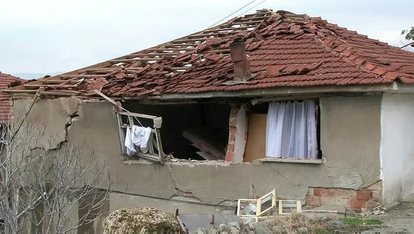 1646051622202.jpg Denizli'de gaz sıkışması nedeniyle patlama! Ev harabeye döndü! 1 ağır yaralı-2