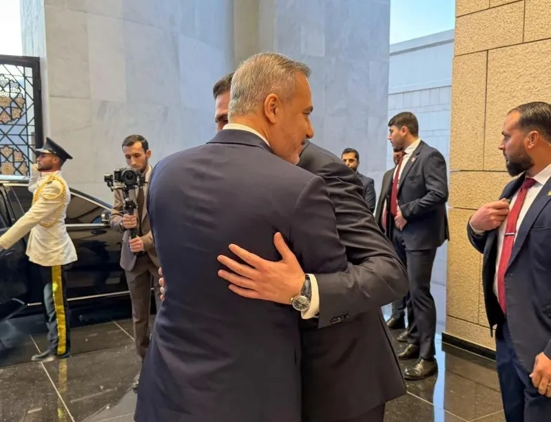 samda-3lu-temas-bakan-fidan-sara-ve-zelenskiy-ile-gorustu-1775410185336.jpeg Şam'da 3'lü temas! Bakan Fidan Şara ve Zelenskiy ile görüştü-2