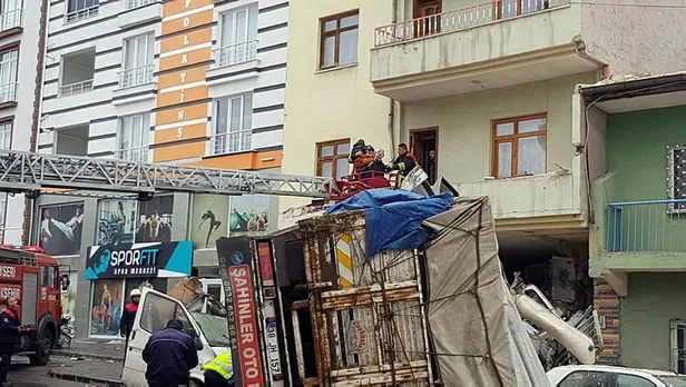 Kayseri'de korkunç kaza! Freni patlayan kamyon eve girdi-2