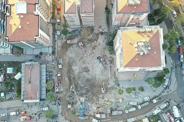 Son dakika: İzmir depreminden yeni görüntü! Rıza Bey Apartmanının çökme anı ortaya çıktı