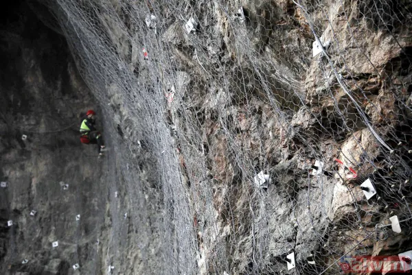 Geçmişi 1600 yıl öncesine dayanıyor: 360 tonluk kaya bitlendi iğneyle kuyu kazıp yeni odalar ortaya çıktı! Sümela Manastırı'na ziyaretçi akını - 22