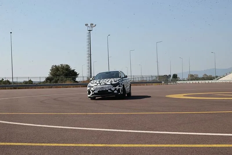 Sanayi ve Teknoloji Bakanı Mehmet Fatih Kacır, Togg'un ilk sedan modeli T10F'yi test etti-3