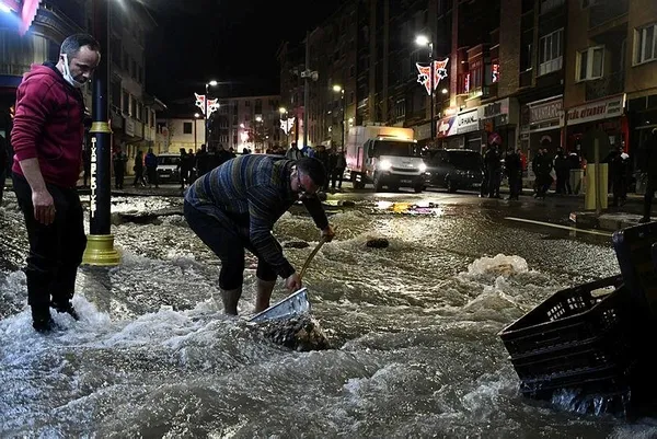Son dakika: Sivas'ta şebeke suyu patladı, cadde molozlarla kaplandı-3