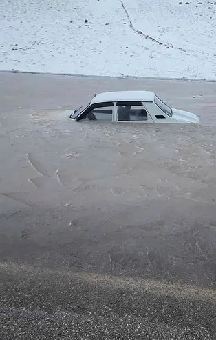 Adana'da suya düşen araç buz tuttu