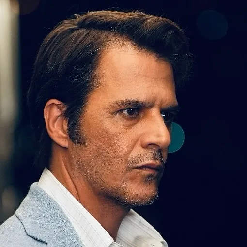 mehmet-gunsur-20-yillik-esi-katerina-mongioya-olan-askini-haykirdi-1775568770790.jpg Mehmet Günsür 20 yıllık eşi Katerina Mongio’ya olan aşkını haykırdı-5