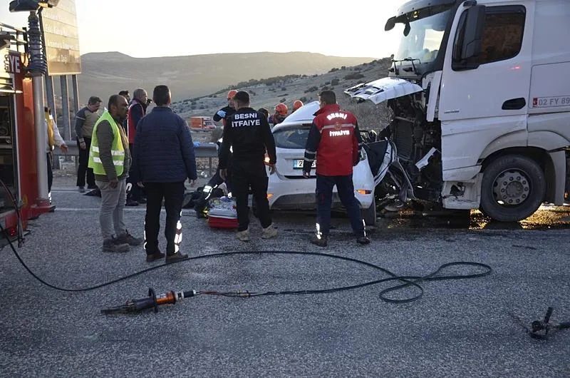 Adıyaman'da yakıt tankeri ile otomobilin çarpıştı. (AA)