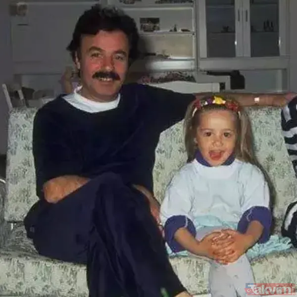 Tuğçe Tayfur, her şeyden habersiz programa devam eden babasının karşısına 'Yağmur Demem Çamur Demem' şarkısını okuyarak çıktı.