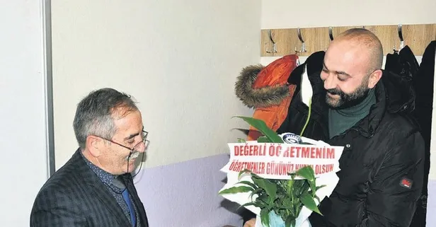 20 yıl önce 0,5 puanla bütünlemeye bırakan edebiyat öğretmene sürpriz kutlama
