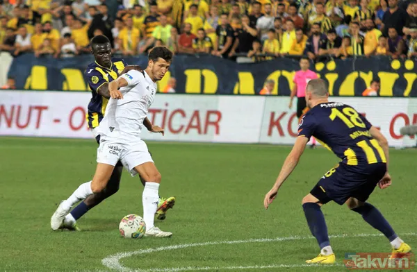 Ankara'da saha karıştı! Tribünden inen taraftar Beşiktaşlı Salih Uçan'ı tekmeledi, Josef kırmızı kart gördü - 36