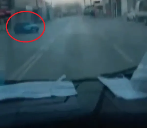 koronavirus-kisitlamasi-sirasinda-bursada-kamyonetiyle-trafikte-olan-surucu-canli-yayin-yaparken-kazayi-kaydetti-1609142002421.jpg Koronavirüs kısıtlaması sırasında Bursa'da kamyonetiyle trafikte olan sürücü canlı yayın yaparken kazayı kaydetti-9