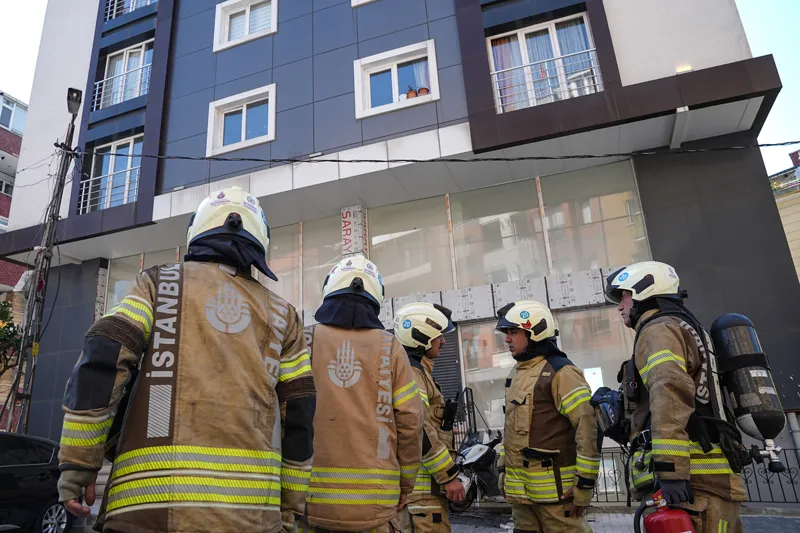 Yer: Şişli! Polislerin tahliye etmek istediği 3 kişi binayı yakmaya çalıştı!-6