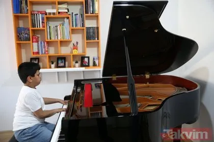 Doğuştan görme engelli Kusursuz kulak Bager, Başkan Erdoğan’ın gönderdiği piyanoyla kendi bestelerini çalmanın mutluluğunu yaşıyor