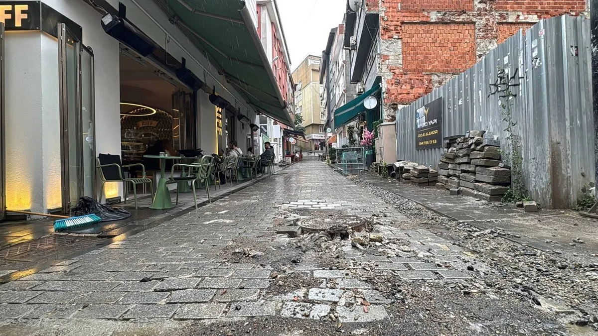 İstanbul ve Ankara'da sağanak etkisi: Sokaklar göle döndü! Bir araç çukura düştü! Başkentten acı haber-5