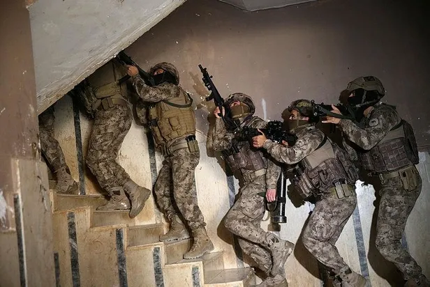 mersinde-teror-orgutu-deasa-operasyon-2-bombaci-paketlendi-1652087796087.jpeg Mersin'de terör örgütü DEAŞ'a operasyon: 2 bombacı paketlendi-6