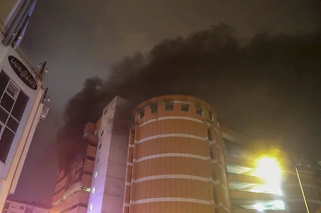 Bursa'da otopark yangını: 3 otomobil yandı