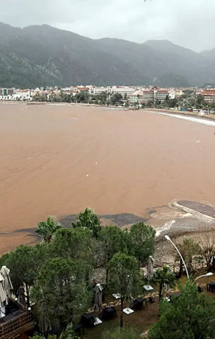 Marmaris'te denizin rengi değişti! 30 yıl sonra böylesi ilk kez oldu