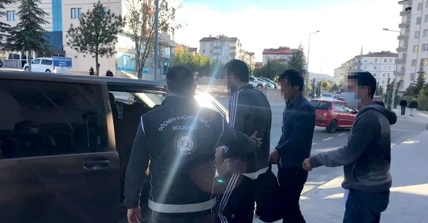 İllegal yollarla yurda giren yabancı uyruklu 2 çeteci sınır dışı edildi