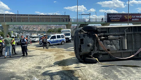 1629455125728.jpg Haliç Köprüsü'nde trafiği kilitleyen kaza! Minibüs yan yattı, kazaya neden olan 2 kişi kaçtı-1