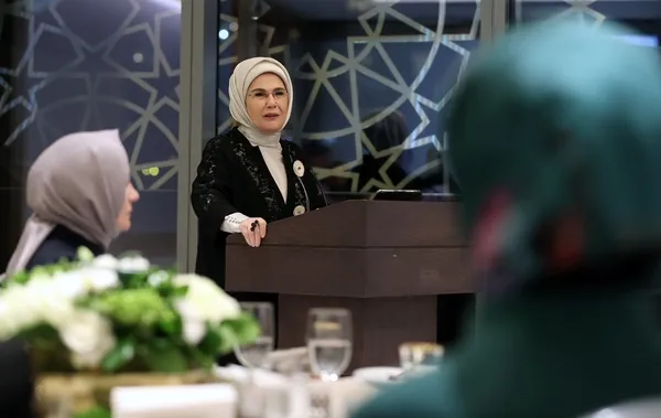 emine-erdogan-new-yorkta-tascin-geleneksel-iftarina-katildi-1680360496670.jpg