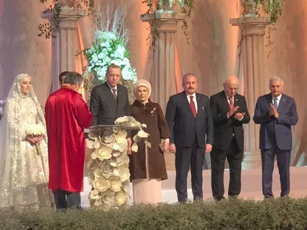 baskan-erdogan-yegeni-sevde-erdoganin-nikah-sahitligini-yapti-1583597597458.jpeg