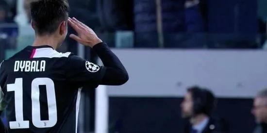 Dybala, asker selamını çakıp Merih Demiral'a sarıldı-1