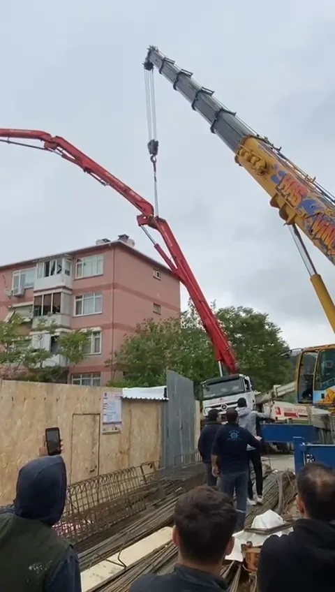 uskudarda-beton-pompasi-bir-eve-dustu-yeni-goruntuler-1714662025504.jpg Üsküdar'da facia! Beton mikser pompası bir eve düştü! Deprem etkisi yaratan o görüntü anbean kamerada!-1