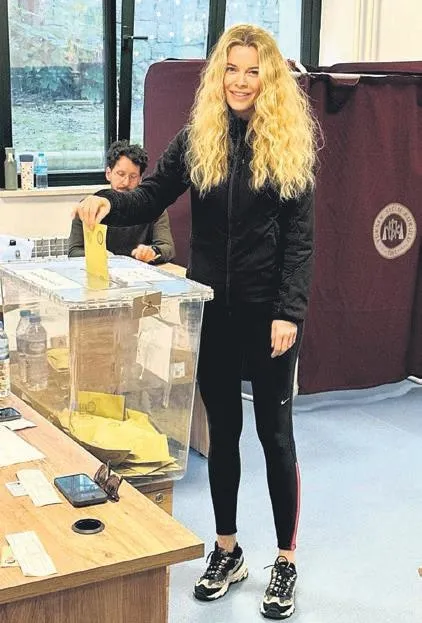 unluler-sandik-basinda-secimini-yapti-1685304927632.jpeg İkinci kez sandık başına giden ünlüler seçimini yaptı: İşte sosyal medyadan sandık fotoğraflarını paylaşan ünlüler...-6