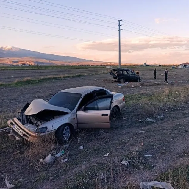 Otomobil ile hafif ticari araç çarpıştı: 1 ölü 4 yaralı