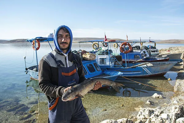 keban-baraj-golunde-balikcilarin-zorlu-av-guncesi-gunes-batarken-olusan-kizillik-bizi-cok-etkiliyor-1613598023945.jpg Keban Baraj Gölü'nde balıkçıların zorlu av güncesi: Güneş batarken oluşan kızıllık bizi çok etkiliyor-9