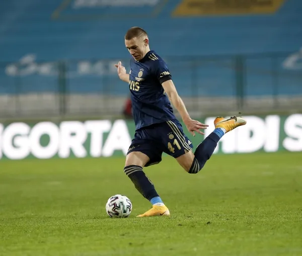 Evinde susan deplasmanda coşan Fenerbahçe, Konya’da 3 golle galibiyete uzandı-3