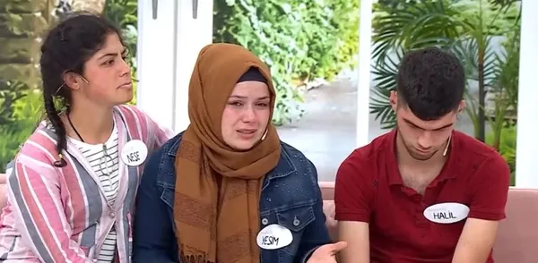 esra-erolda-duygusal-anlar-evlatlik-verilen-kardeslerinin-fotografini-ilk-kez-gorduler-gozyaslari-sel-oldu-1622477723523.jpg Esra Erol’da duygusal anlar! Evlatlık verilen kardeşlerinin fotoğrafını ilk kez gördüler gözyaşları sel oldu-6