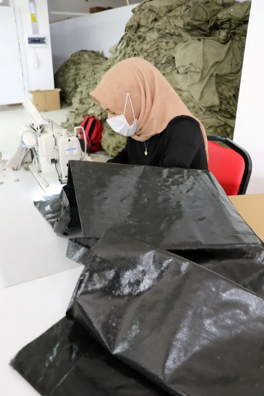 yaptiklari-isi-duyunca-tuyleriniz-urperecek-abd-icin-15-milyon-ceset-torbasi-diktiler-1621842778239.jpg Yaptıkları işi duyunca tüyleriniz ürperecek! ABD için 1,5 milyon ceset torbası diktiler-12