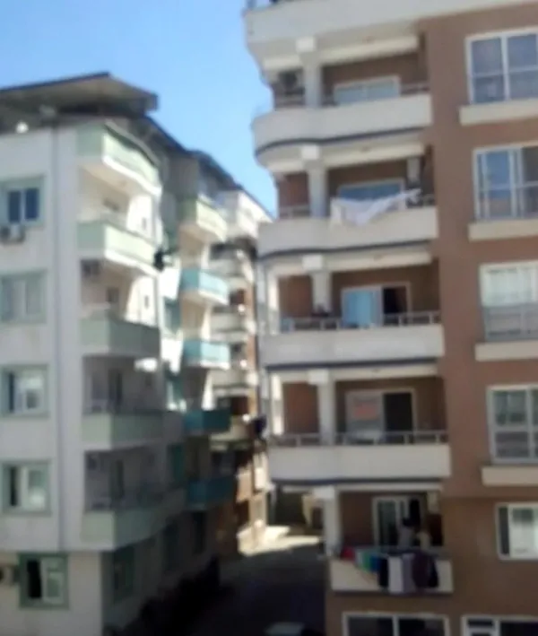 5-kattan-atlayip-hayatini-kaybeden-kadinin-dusme-ani-kamerada-1620803048360.jpg