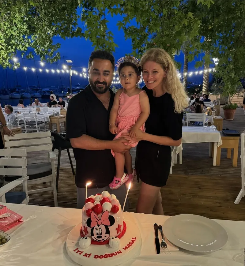 Güldür Güldür’ün Onur Buldu’nun sessiz sedasız evlendiği öğretmen eşine bakın! Kızının annesi hayran bıraktı: “Çok güzel bir aile”-7