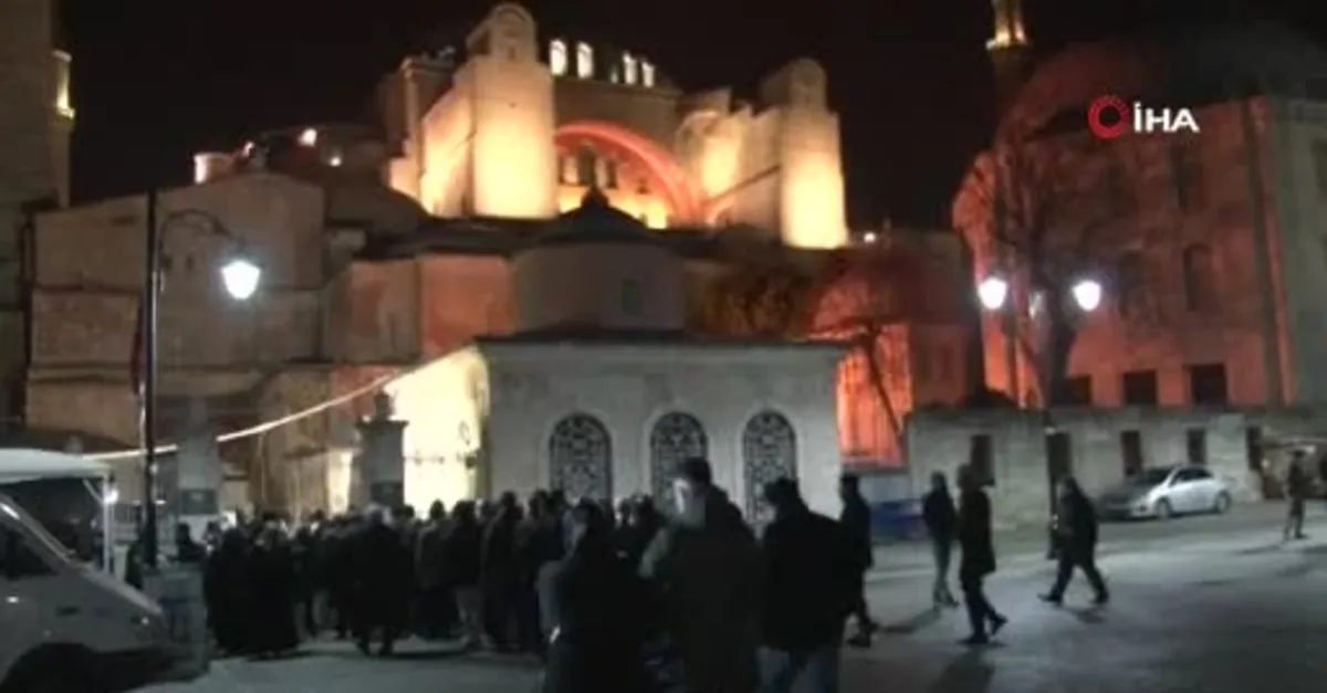 Ayasofya Camii yılın ilk sabah namazında doldu taştı