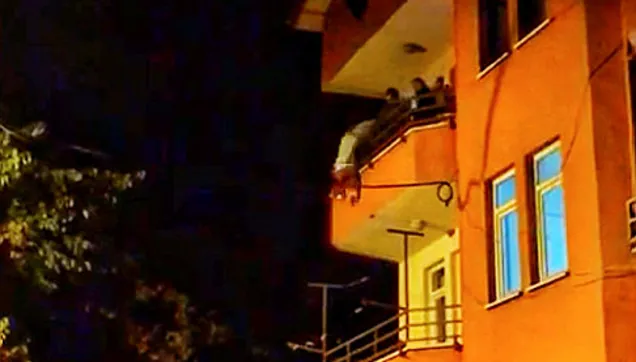 İntihar etmek isteyen kadının kurtarılma anı kamerada!