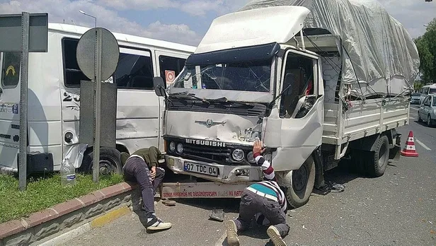 aydinda-kamyonetle-yolcu-minibusu-carpisti-tarim-iscileri-yaralandi-1684592453873.jpeg